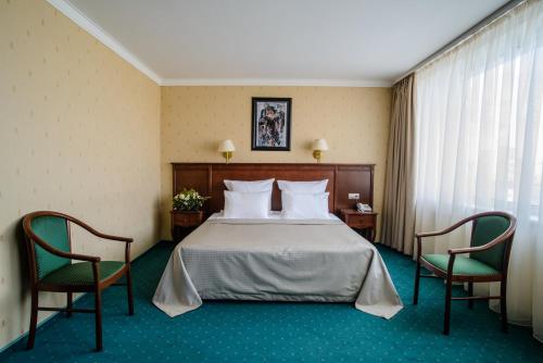 Een bed of bedden in een kamer bij Historical Hotel Kaluga