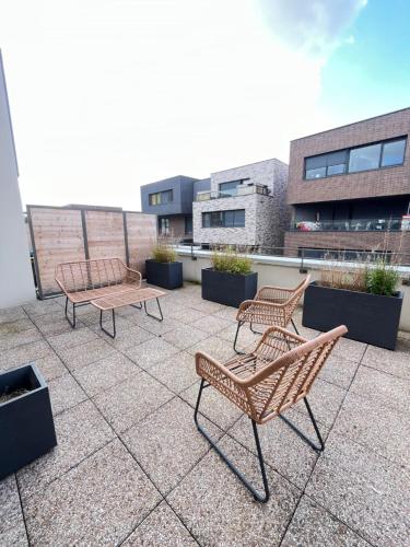 three benches sitting on top of a roof at Amsterdam - Bel appartement in Bezannes-les-Reims