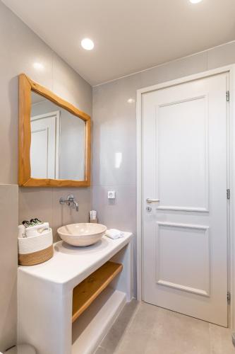Фотография из галереи Porto Dema Luxury Suites в городе Схинуса