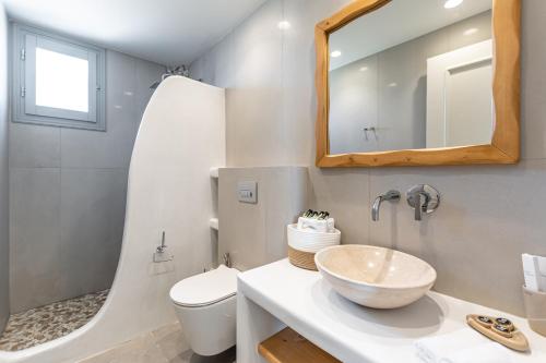 Фотография из галереи Porto Dema Luxury Suites в городе Схинуса