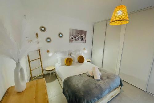 - une chambre avec un lit doté d'un vase et d'une lampe dans l'établissement Le Quartz Tresum in a modern residence near the lake garage included, à Annecy