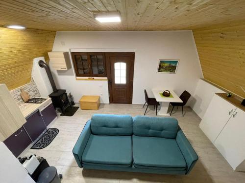 - un salon avec un canapé bleu et une table dans l'établissement MELA, à Materija