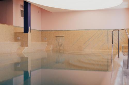 una piscina en una habitación con mucha luz natural en Hotel Atlantico, en Castiglioncello