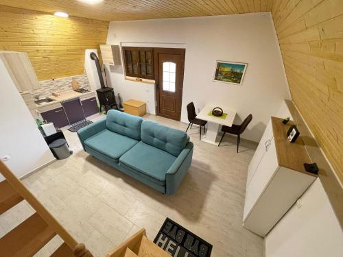 einen Blick über ein Wohnzimmer mit einem blauen Sofa in der Unterkunft MELA in Materija