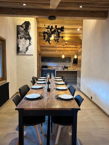 une grande salle à manger avec une longue table et des chaises dans l'établissement Résidence Les Voroches, à Morzine
