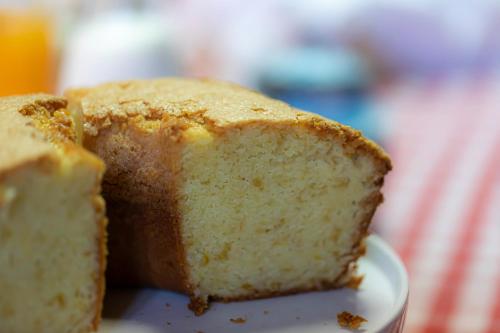 Un pezzo di torta su un piatto di Casa do Hospital-Guest House a Abaças