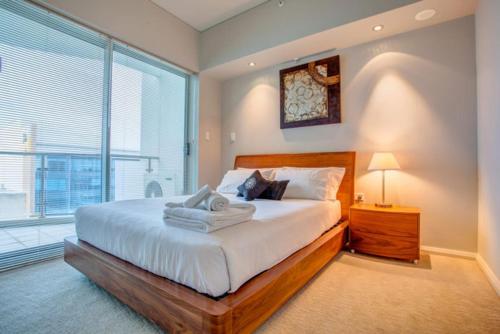 1 dormitorio con cama grande y ventana grande en Golden Height en Witbank