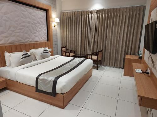 En eller flere senge i et værelse på Hotel Mukut Mani