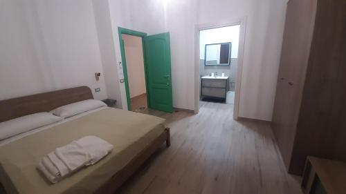 1 dormitorio con 1 cama y baño con lavamanos en Abaton - Casa vacanza, en Metaponto