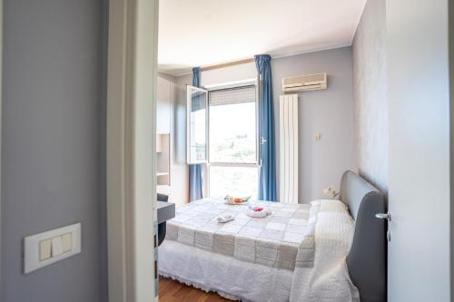 Habitación con cama con mesa y ventana en Stazione Tribunale & Università Bright Apartment en Pescara