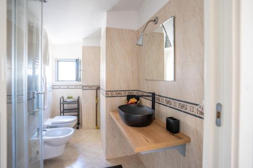 een badkamer met een wastafel en een toilet bij Stazione Tribunale & Università Bright Apartment in Pescara