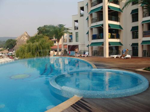 una gran piscina frente a un edificio en Port Balchik apartment en Balchik