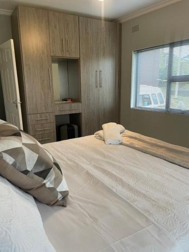 Percia's Delight : سرير أبيض كبير في غرفة نوم مع نافذة