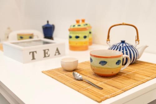 a wooden cutting board with a tea cup and spoon at Appartamento nel cuore di Messina in Messina