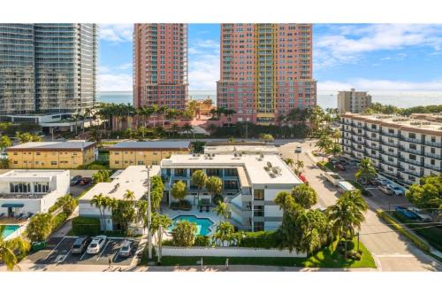 een luchtzicht op een stad met hoge gebouwen bij Roami at The Palm in Fort Lauderdale