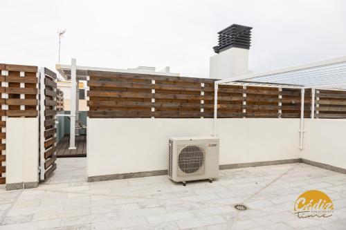 un aire acondicionado sentado en el lateral de un edificio en Mirador de la Viña Free Parking by Cadiz Time, en Cádiz