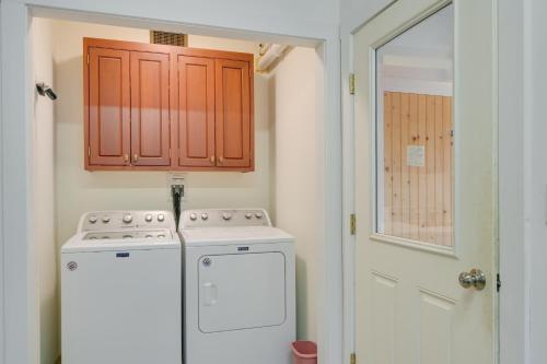 een keuken met een wit fornuis en een deur bij Waterfront Deer Isle Apartment with Fire Pit in Deer Isle