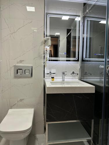 Ванная комната в Astor Hotel