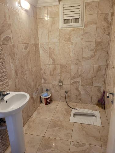 ein Bad mit einem Waschbecken und einer Dusche mit einem WC in der Unterkunft Deniz Manzaralı in Arsin