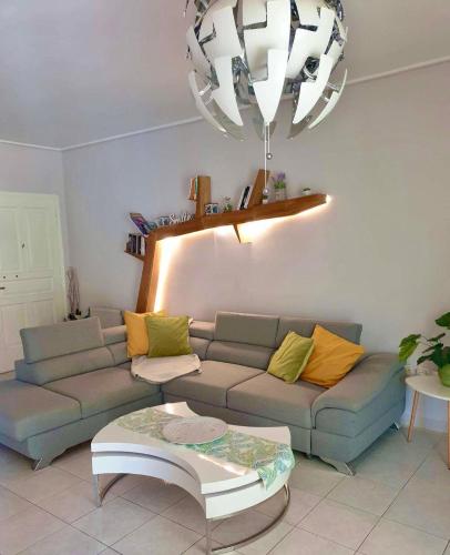 Modern 2BR city flat 10min from the beach