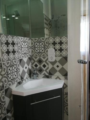 a bathroom with a sink and a mirror at Gästehaus Fuchsröhre in Welcherath