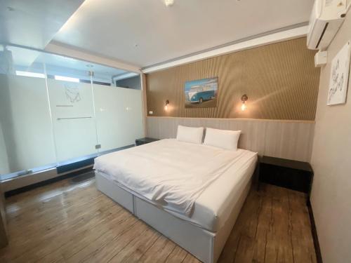 Postel nebo postele na pokoji v ubytování Love River Inn 愛河日央