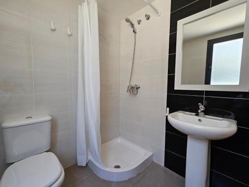uma casa de banho com um WC, um lavatório e um chuveiro em Realrent Neo Mediterráneo em Barrio-Mar