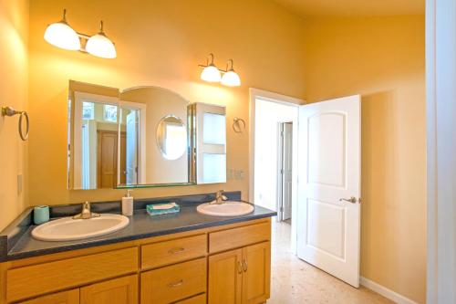 ein Badezimmer mit zwei Waschbecken und zwei Spiegeln in der Unterkunft Spectacular Ocean View Penthouse Oceanfront! Hot Tub! Shelter Cove, CA in Shelter Cove