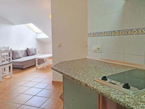 een keuken met een aanrecht en een woonkamer bij Apartamentos Turquesa La Carihuela in Torremolinos