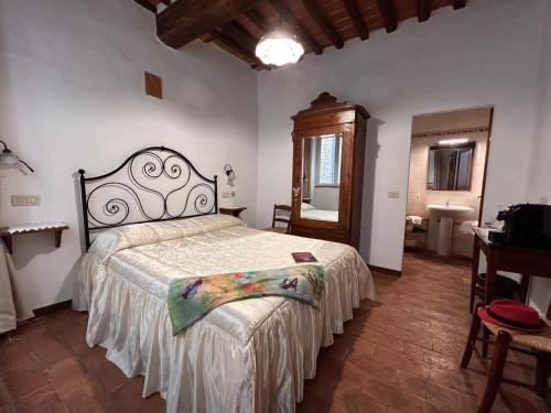 a bedroom with a large bed in a room at Camere Gozzante in Pienza