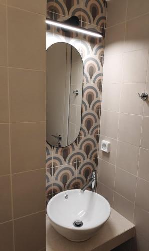 a bathroom with a sink and a mirror at Eleftheria Studios in Balíon