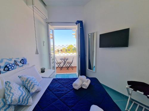 um quarto com uma cama com toalhas em Il Cantuccio Rooms em Capri