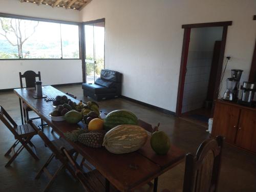 una mesa con un montón de frutas y verduras en ella en Aldeia da Serra Lapinha en Santana do Riacho