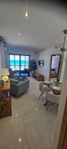 un salon avec un canapé et une table dans l'établissement Beach Haven, à Torrevieja