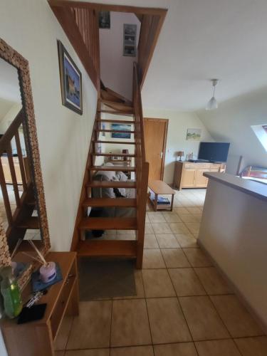 un salon avec un escalier et une cuisine dans l'établissement Le Perchoir, à Concarneau