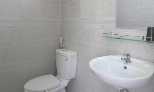 uma casa de banho branca com um WC e um lavatório em Hotel Hoàng Thịnh em Da Nang