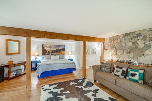 sypialnia z łóżkiem i kamienną ścianą w obiekcie Charming Home Less Than 1 Mi to Beech Mountain Ski Resort w mieście Beech Mountain
