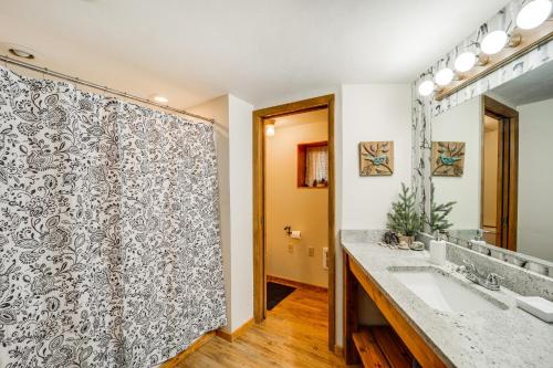 łazienka z zasłoną prysznicową i umywalką w obiekcie Charming Home Less Than 1 Mi to Beech Mountain Ski Resort w mieście Beech Mountain