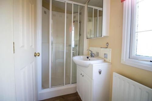 a bathroom with a sink and a shower at 6 Berth Pet Friendly Caravan In Hunstanton By The Beach Ref 13001l in Hunstanton