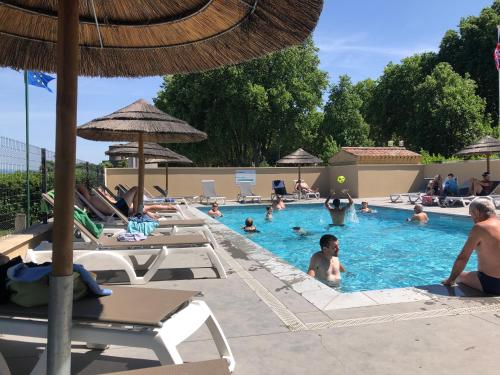 een groep mensen in het zwembad van een resort bij Camping le Rhône in Tournon-sur-Rhône