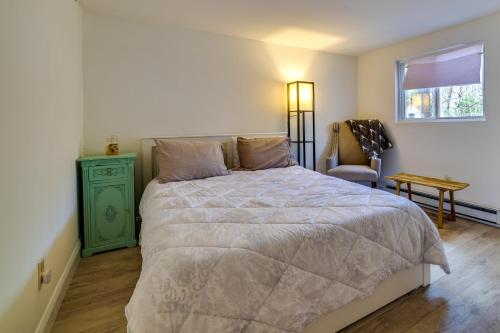 Un dormitorio con una cama con una cómoda verde y una ventana en Pet-Friendly Pocono Lake Home with Fire Pit and Deck!, en Pocono Lake