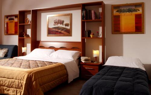 ein Schlafzimmer mit 2 Betten und einem Bücherregal in der Unterkunft CasaSanPietro2 in Rom
