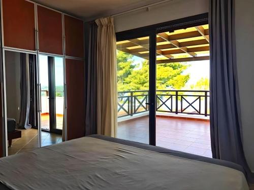 シビリにあるSunset Villaのベッドルーム1室(ベッド1台付)が備わります。バルコニーの景色を望めます。