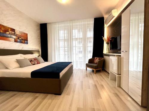 um quarto com uma cama e uma televisão num quarto em Centar Forever em Belgrado