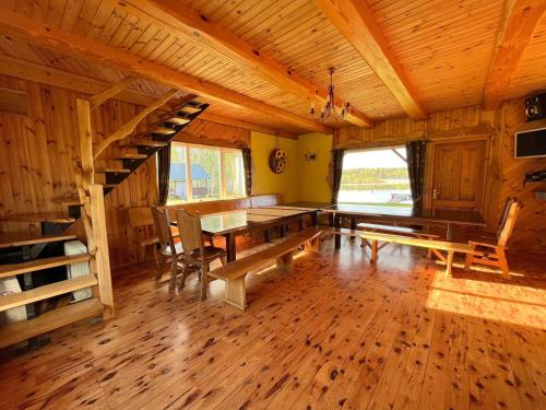 - une salle à manger avec une table et des escaliers dans une cabine dans l'établissement PINCIKAJAS Holiday Home, 