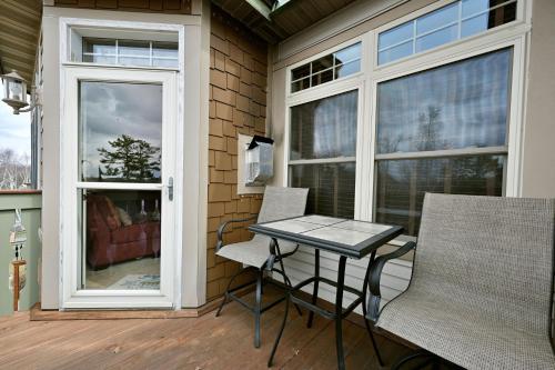eine Terrasse mit einem Tisch und Stühlen auf einer Veranda in der Unterkunft Unit 433A 1 BD 1 BA condo condo in Birchwood