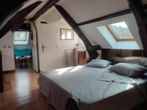 une chambre avec un grand lit dans un grenier dans l'établissement Rouen, à Rouen