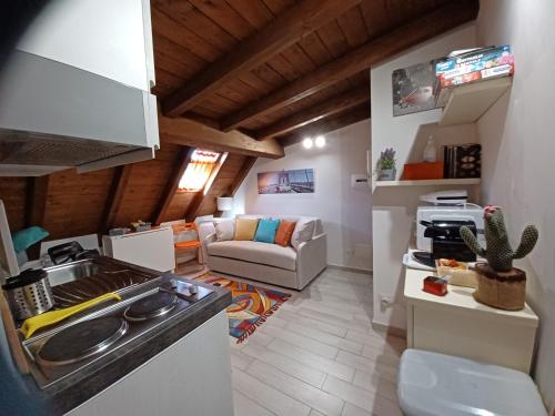 una cocina con fregadero y un sofá en una habitación en Appartamento Fiuggi Terme, en Fiuggi