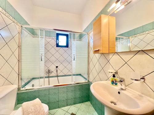 Kúpeľňa v ubytovaní Beach Villa Evgenia with private pool by DadoVillas