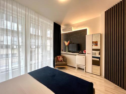 um quarto com uma cama, uma janela e uma secretária em Centar Forever em Belgrado